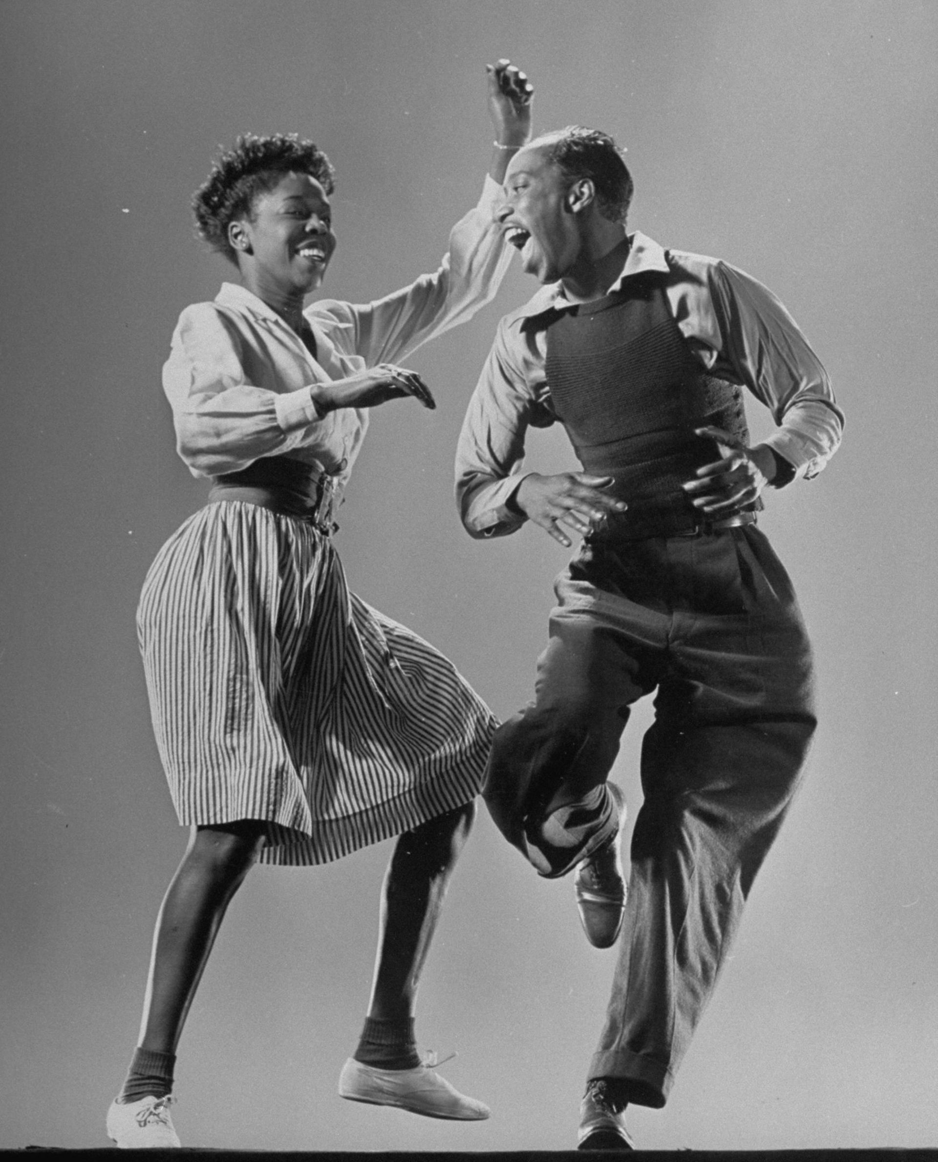 Leon James en Willa Mae Ricker demonstreren een Lindy Hop stap