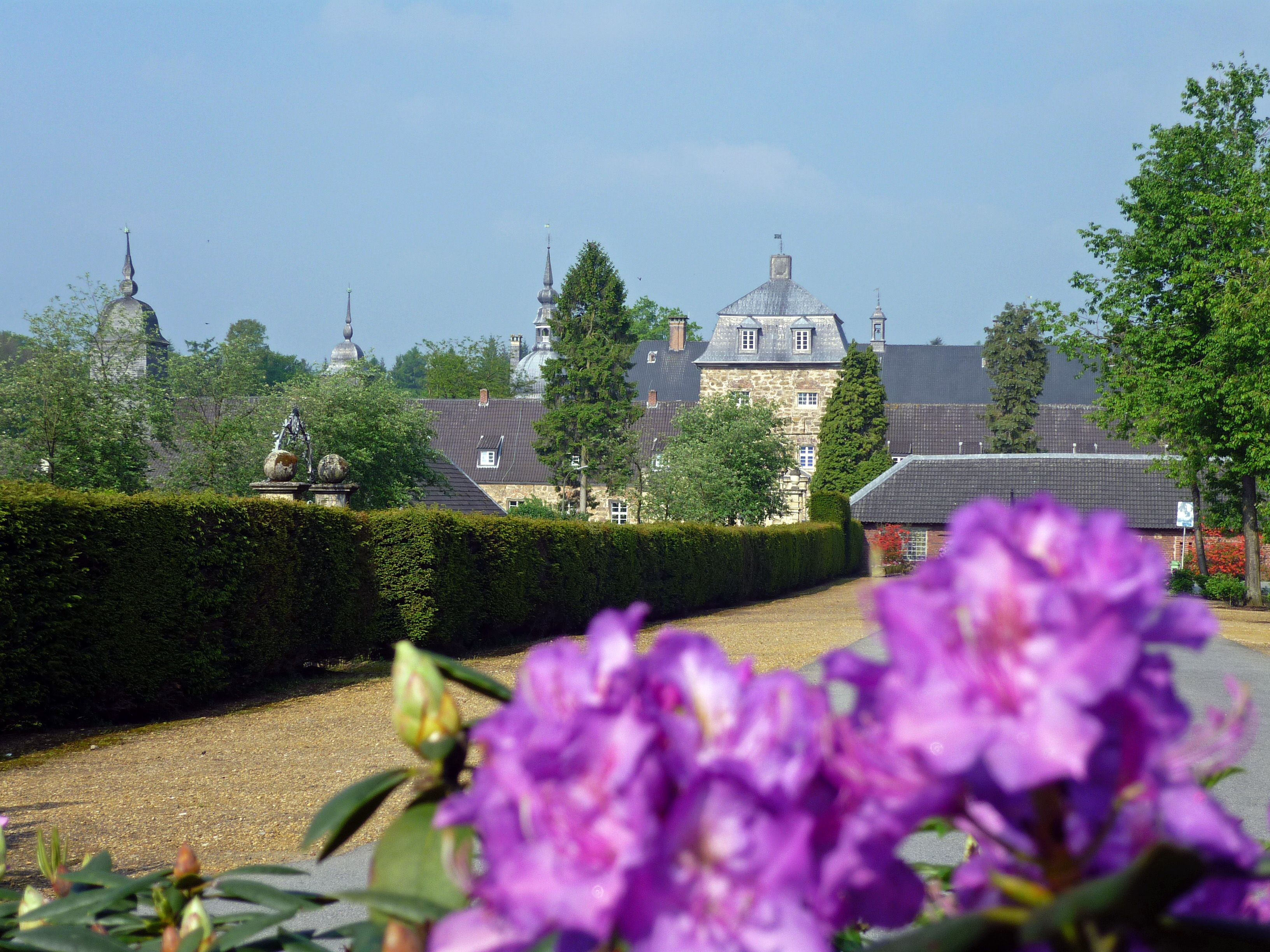 De bloemenpracht rond de waterburcht is een lust voor het oog