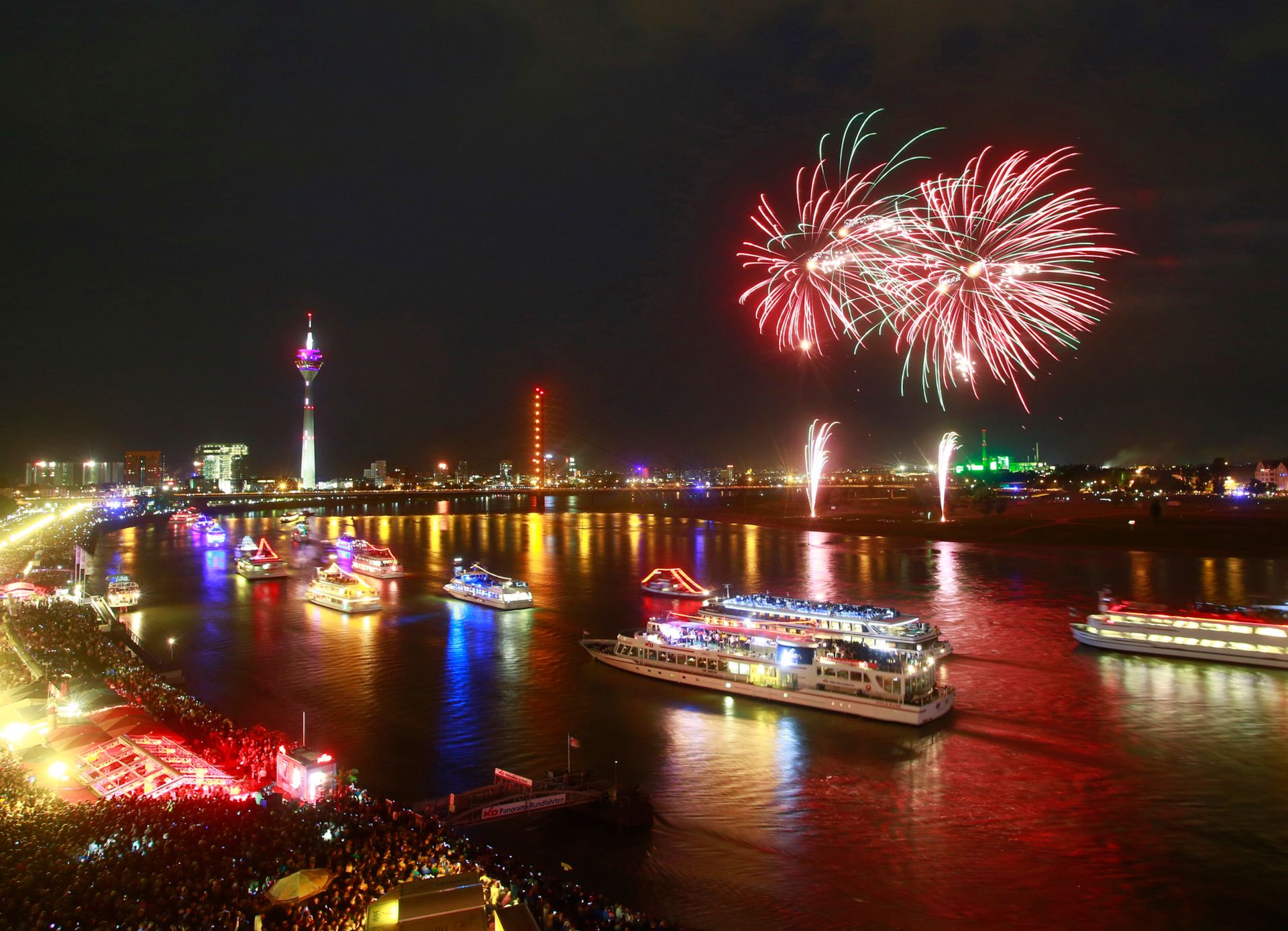 Ter afronding van Japan Day, een spectaculair Japans vuurwerk verlicht de hemel boven Düsseldorf