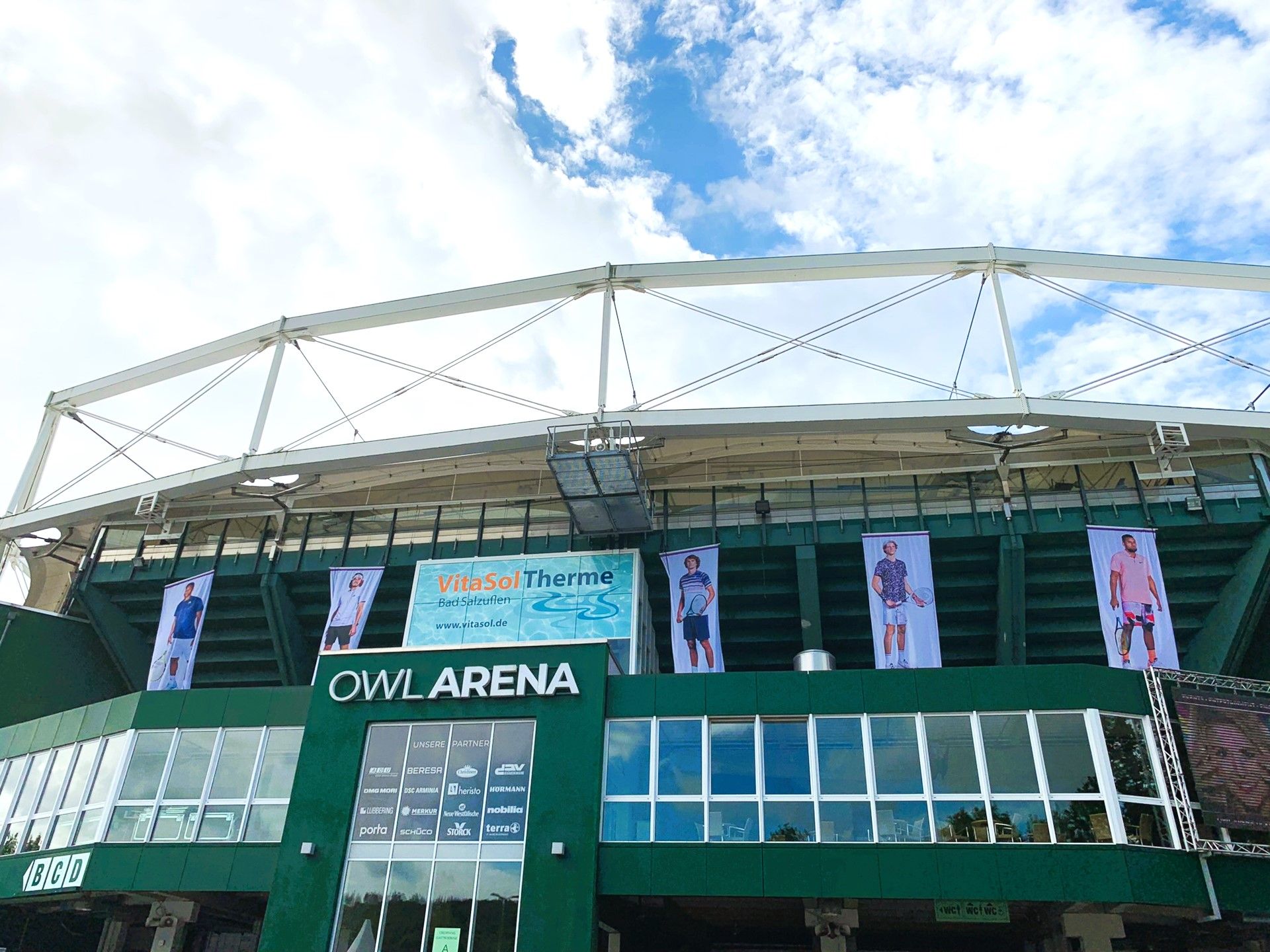 De OWL Arena is een multifunctionele arena met een capaciteit van 11.500 gasten en een uitschuifbaar dak.