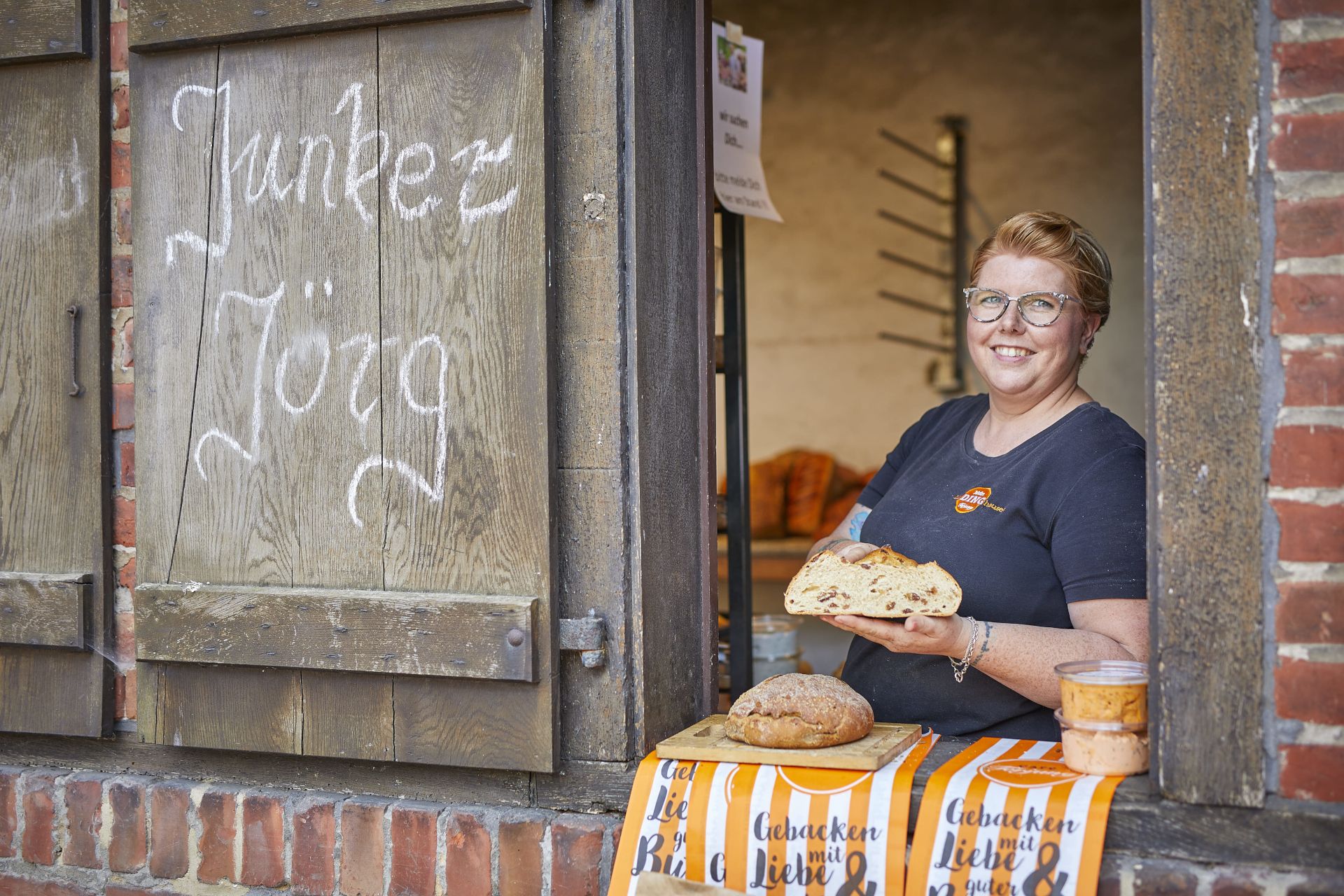 Junker Jörg verkoopt vers gebakken brood bij de bakkersetalage van Kasteel Vischering voor de Münsterlandse Kastelen- en Vestingdag