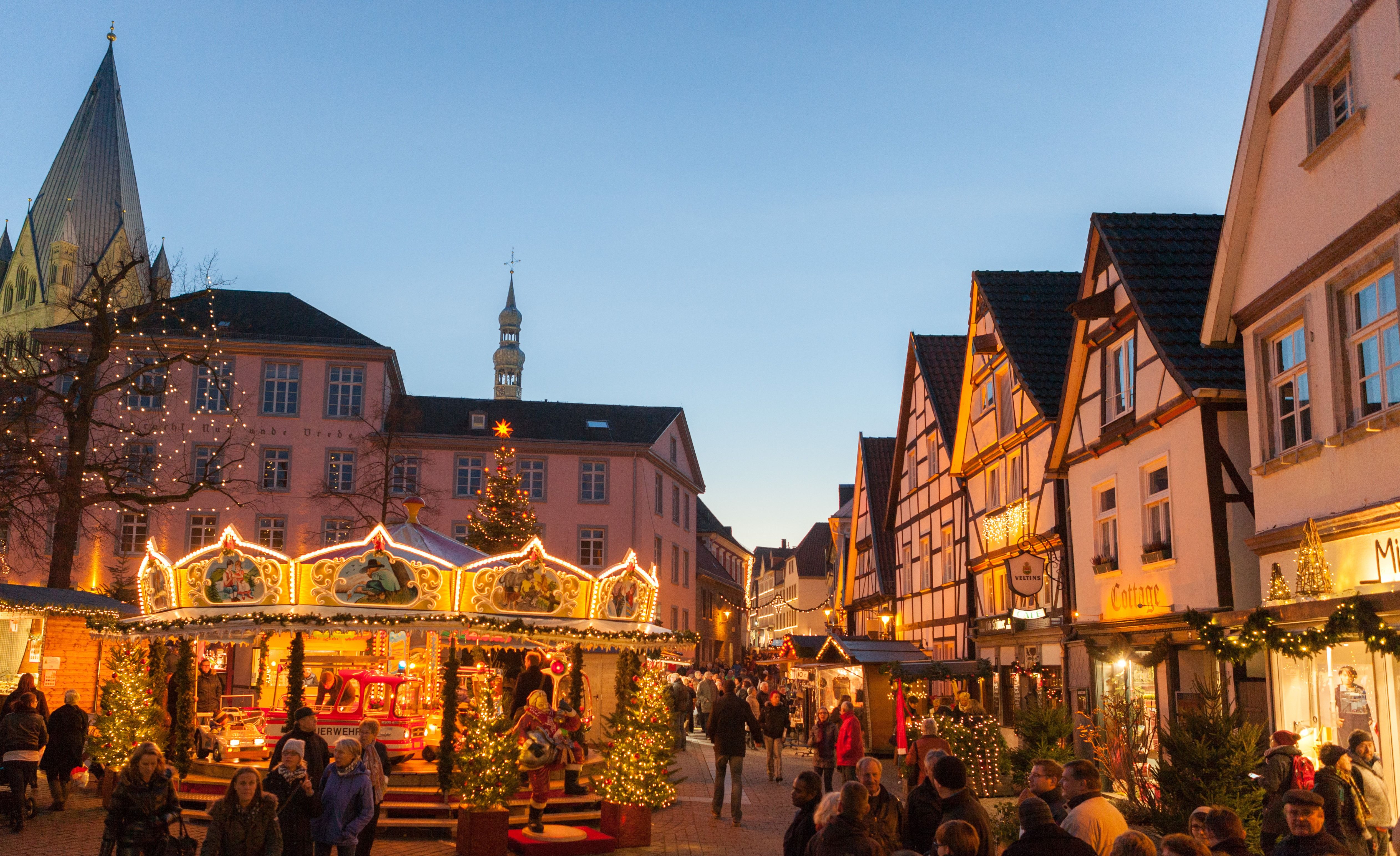 Kinderkarussell vor Fachwerkhäusern auf dem Weihnachtsmarkt Soest 