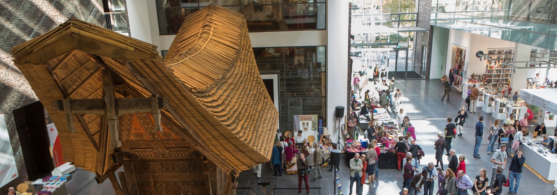 In de foyer van het Rautenstrauch-Joest-Museum kunnen gasten zich vergapen aan een enorme rijstgranenschuur