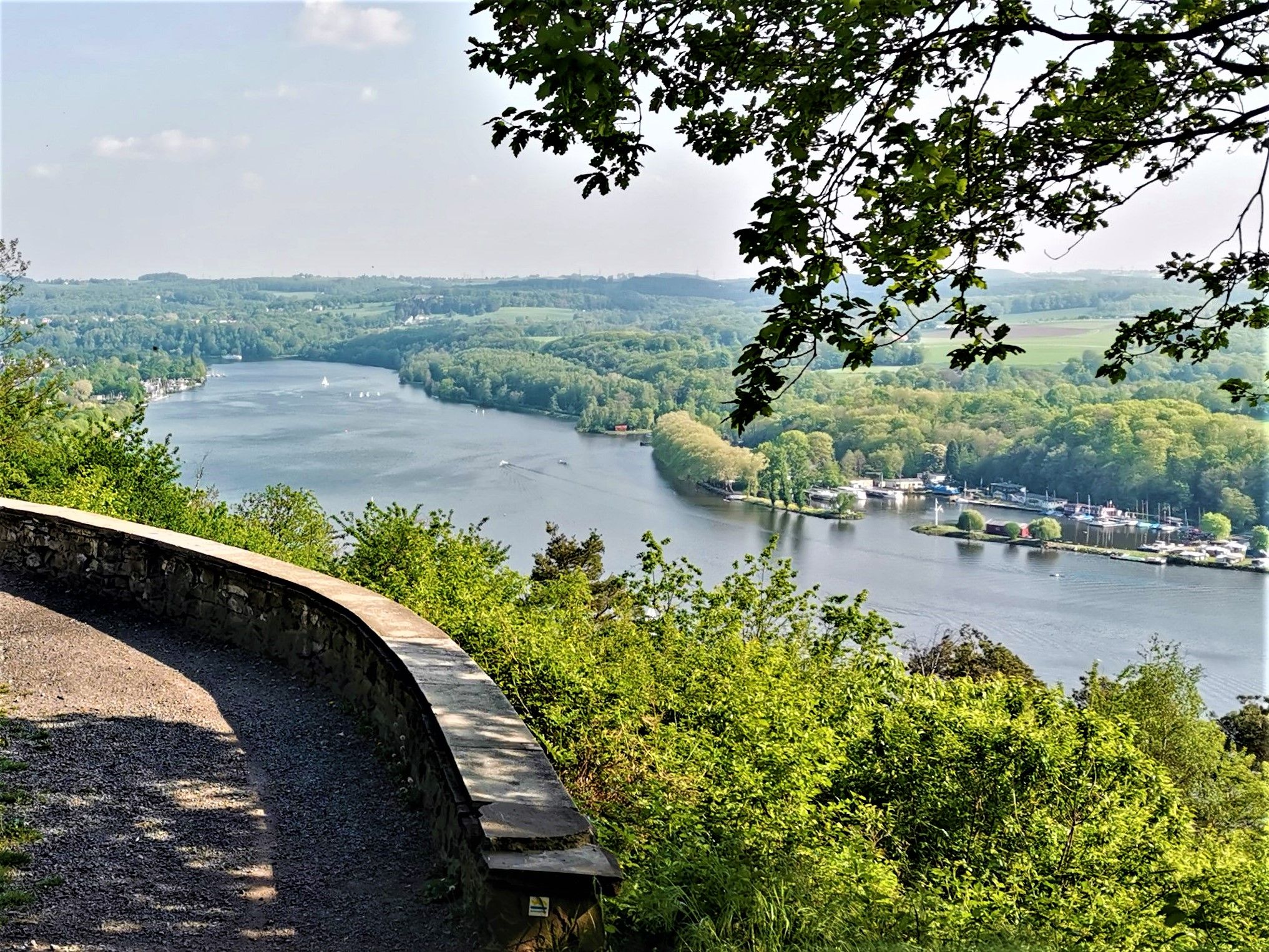 Uitzicht op het Baldeneymeer in Essen vanaf het uitzichtspunt Korte Klippe