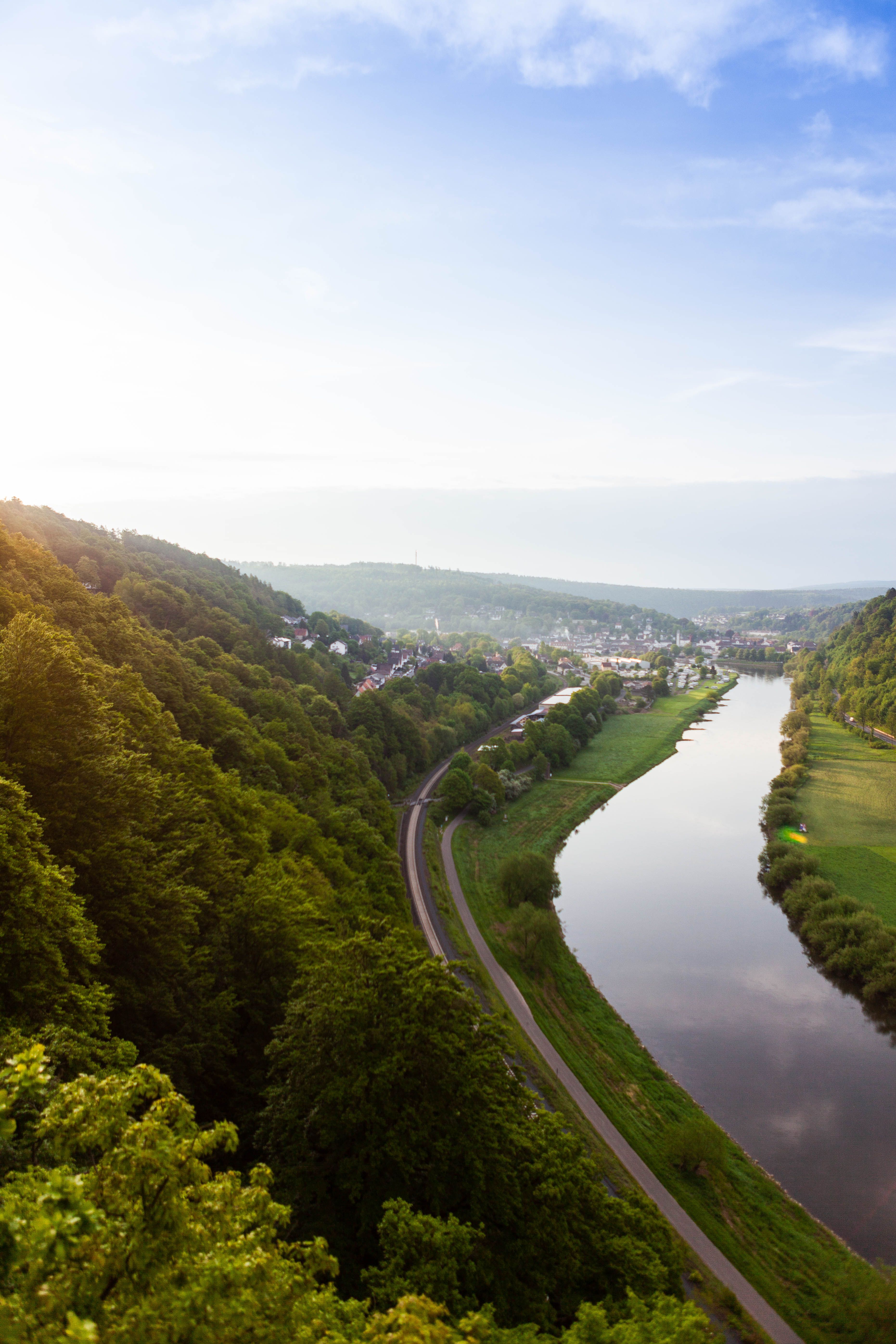 Uitzicht op de Weser Skywalk in Beverungen in het Teutoburgerwoud