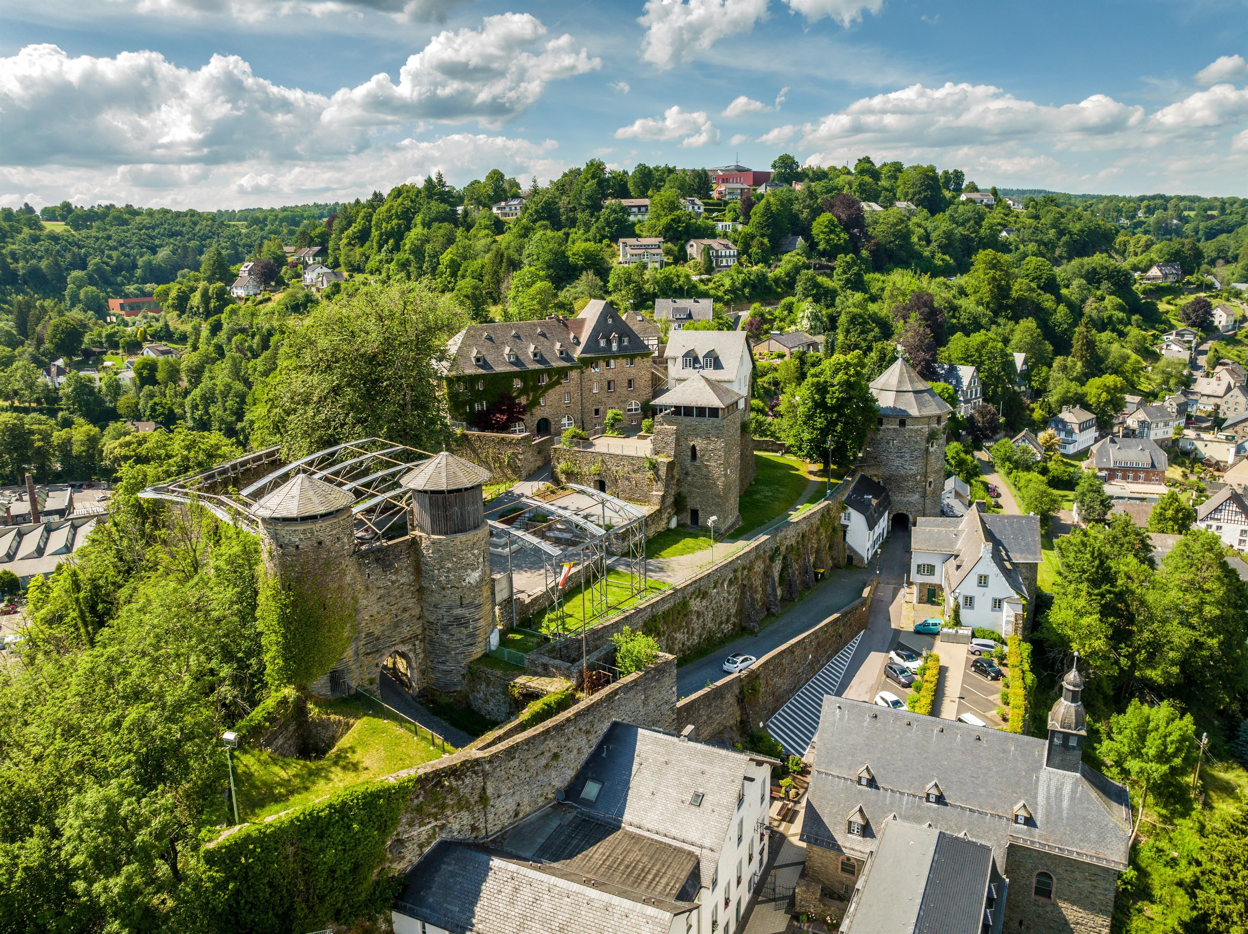 Kasteel Monschau troont op een uitloper van de heuvel