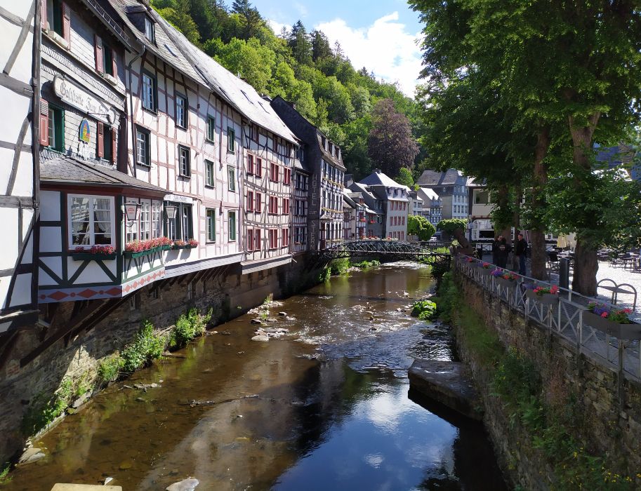 De Rur stroomt door het centrum van Monschau.  Na een bezoek aan het kasteel moeten gasten zeker de omgeving verkennen