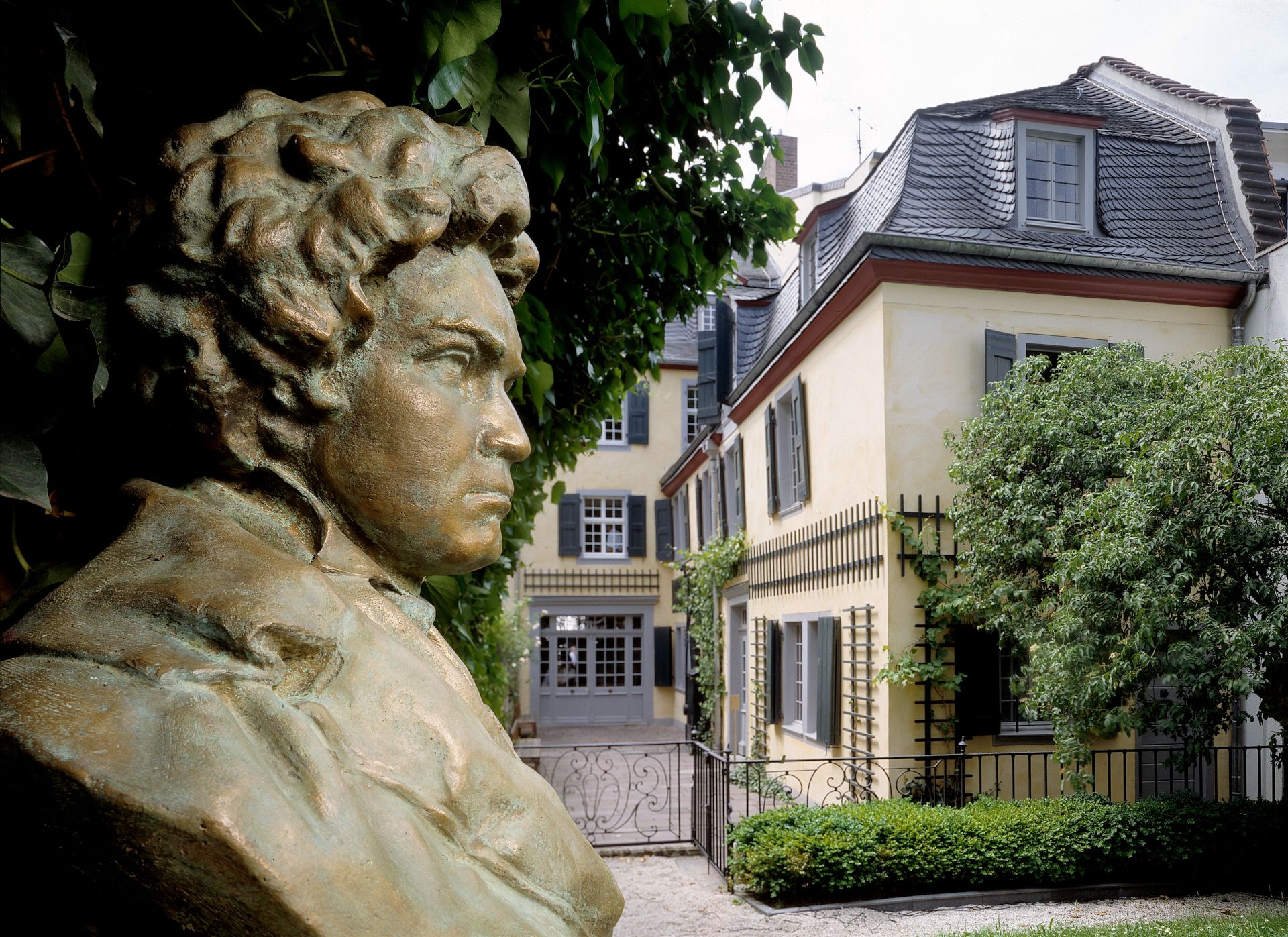 Beethoven-Haus Bonn, museum, tuinzicht met buste van Riscutia