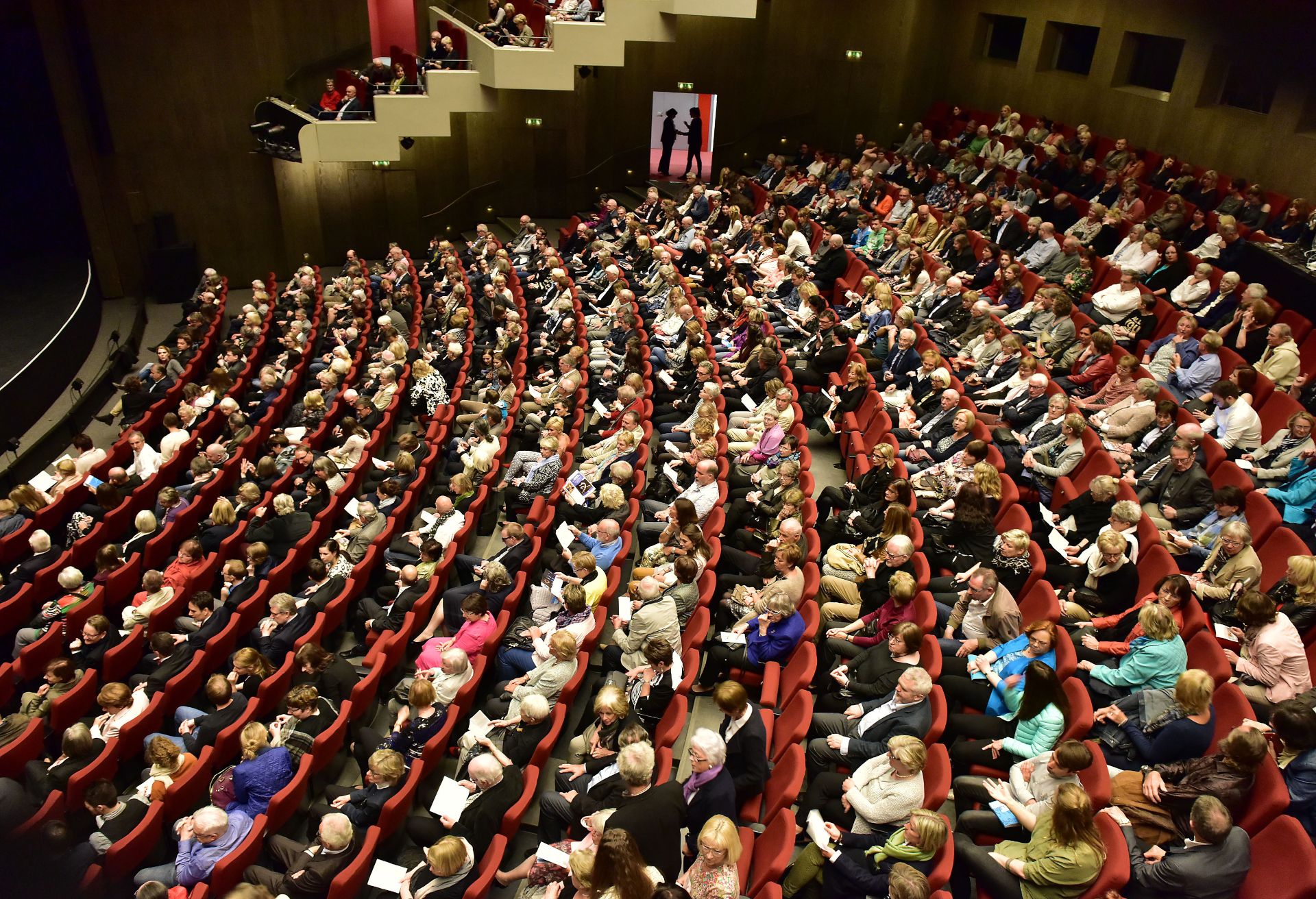 Het auditorium van het hoofdtheater is gevuld met mensen die de voorstellingen van de Ruhrfestspiele bijwonen