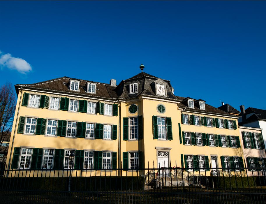 Het landhuis van Cromford ligt vlak naast de gebouwen van de voormalige textielfabriek