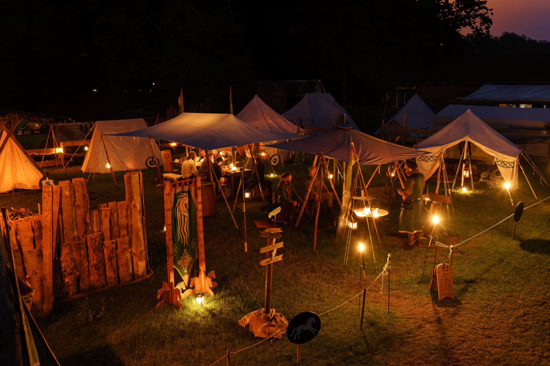 De groepen artiesten slaan hun kamp op op het festivalterrein