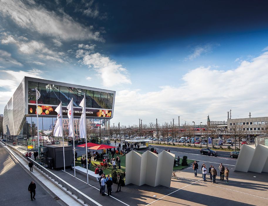 Buitenaanzicht van het Duitse voetbalmuseum Dortmund - direct bij het hoofdstation