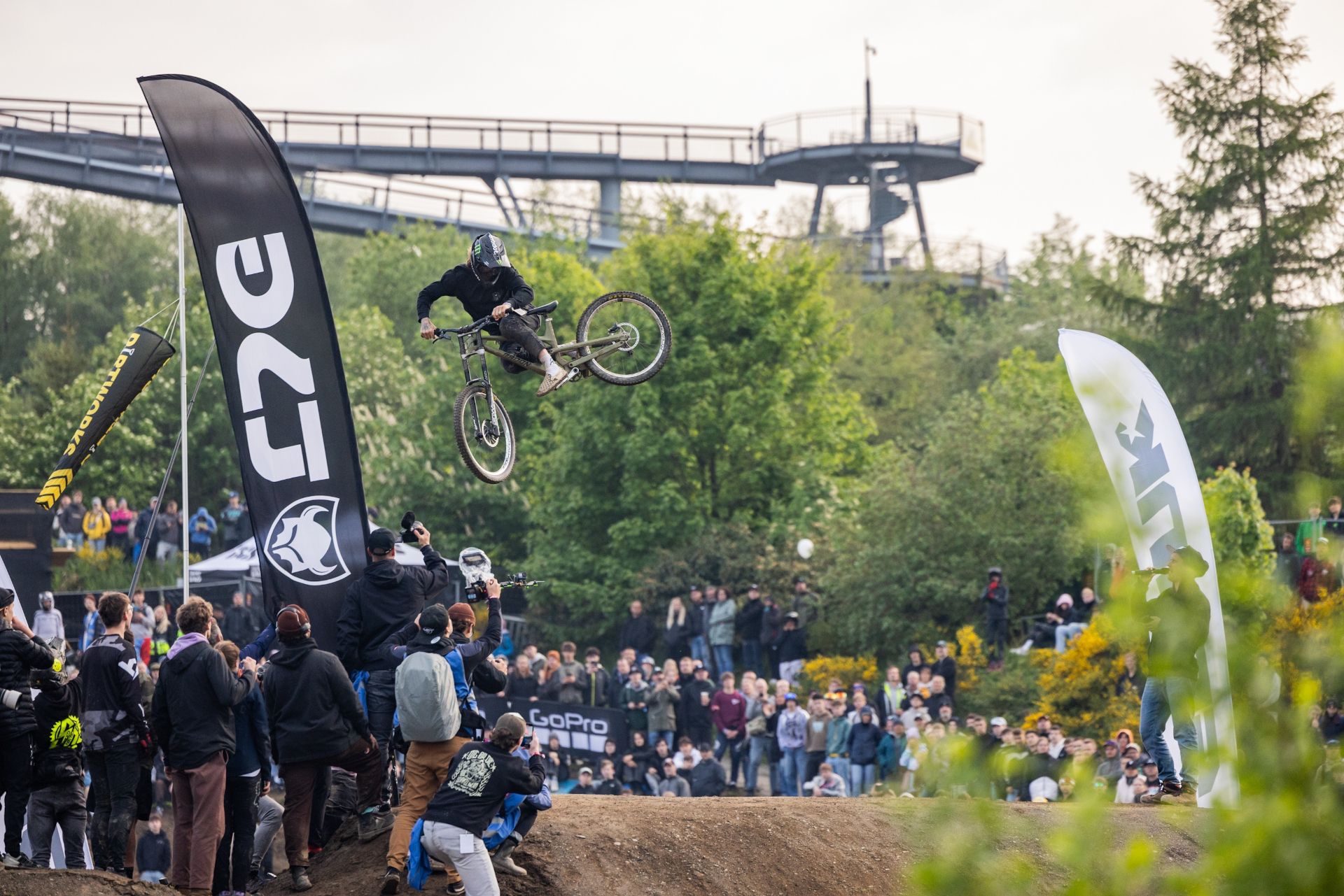 In de iXS Dirt Masters whip-off wedstrijd is het de bedoeling om de motor tijdens een sprong zo diagonaal mogelijk in de lucht te houden.