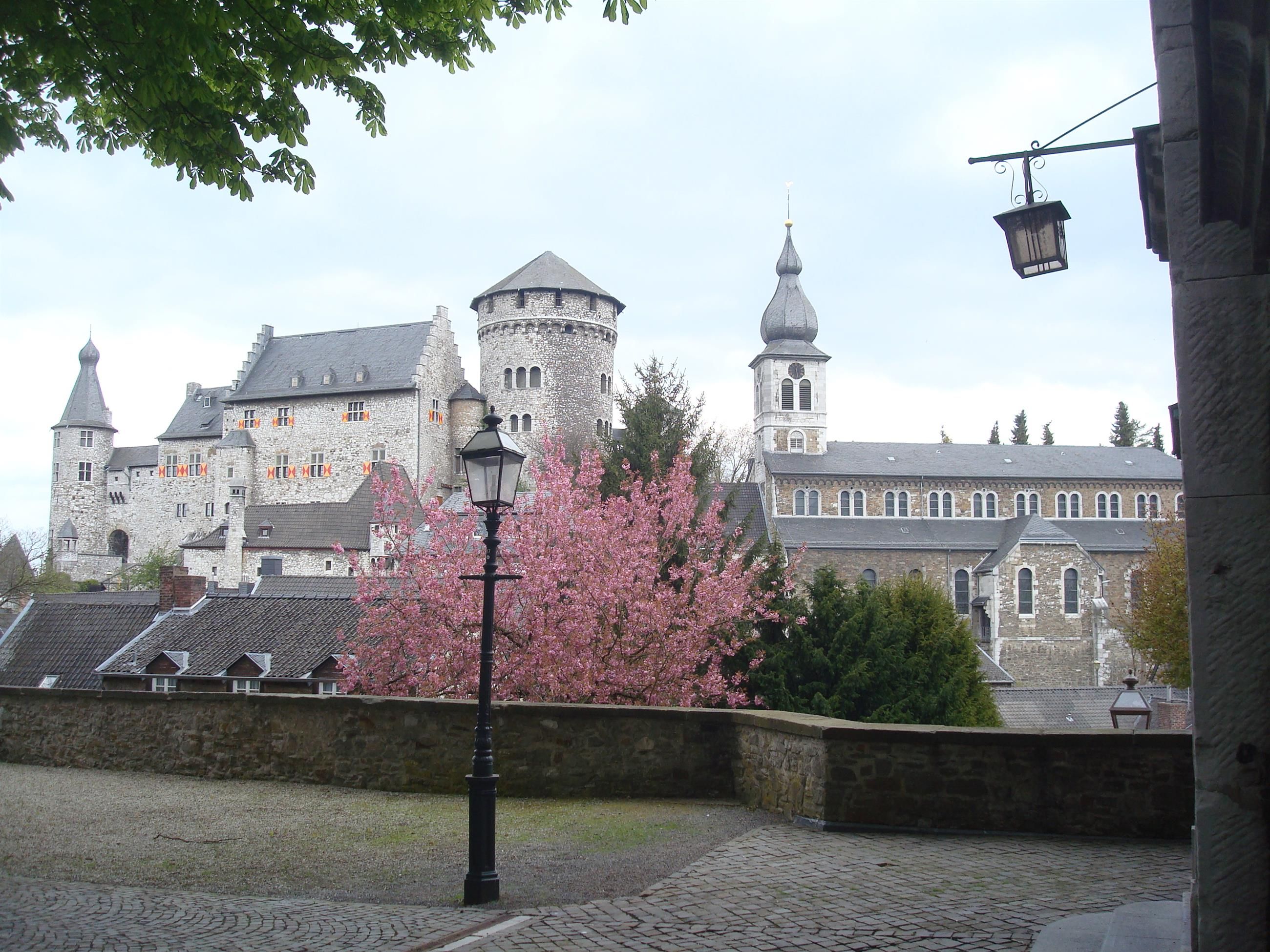 Kasteel Stolberg met bloeiende kersenbomen