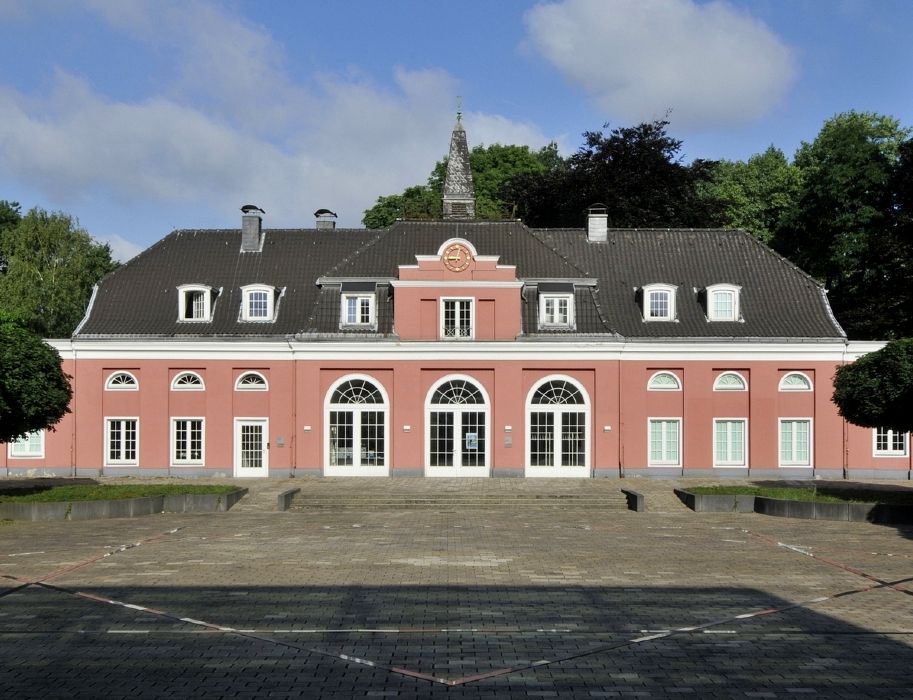 In het kleine paleis vinden gasten onder andere de museumwinkel van de Ludwiggalerie Schloss Oberhausen.