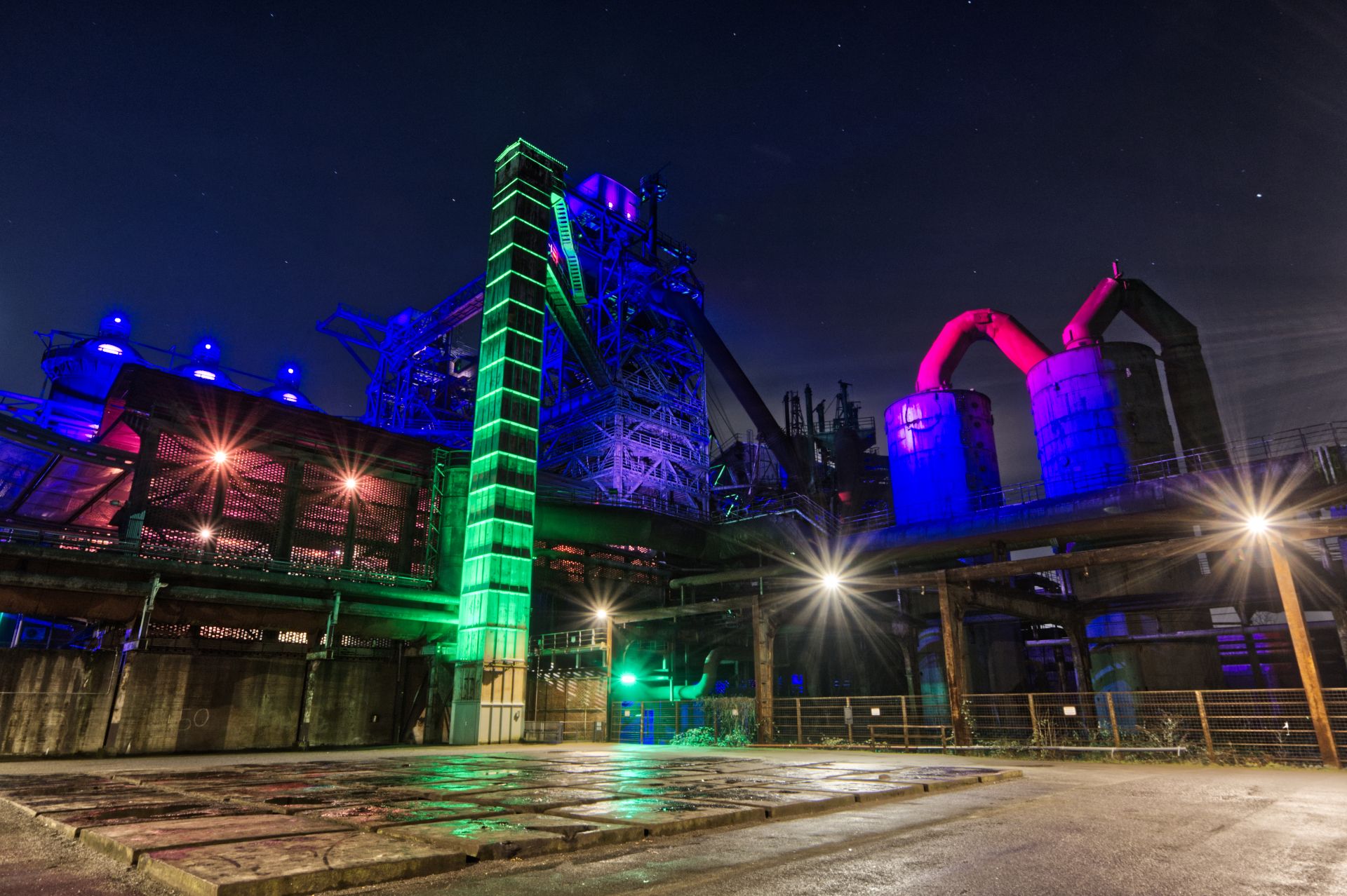 De Piazza Metallica is een van de belangrijkste attracties in het landschapspark Duisburg-Nord. In het donker zijn de historische industriële faciliteiten van hieruit te bewonderen in een lichtspel.