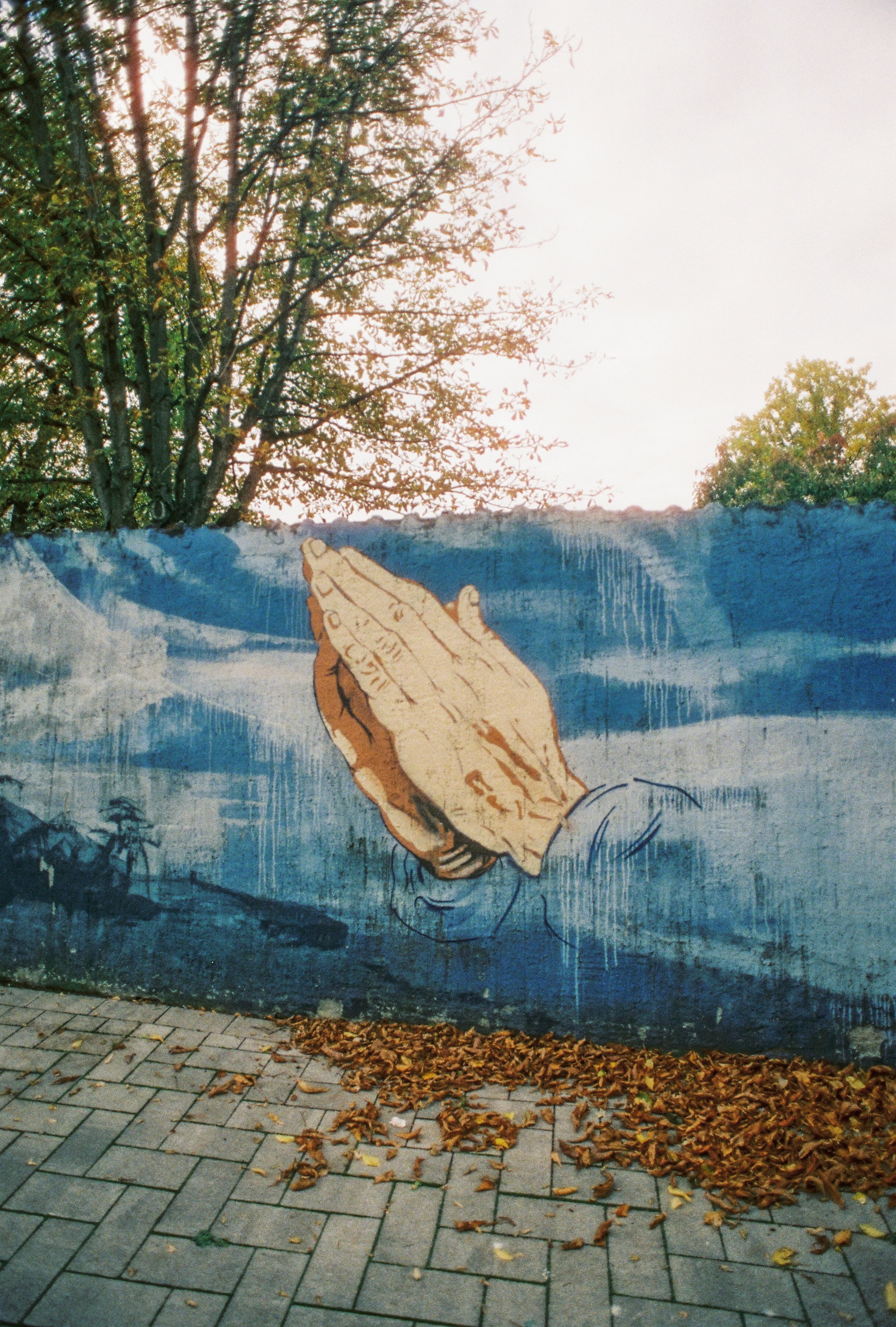 Graffiti op een kloostermuur 