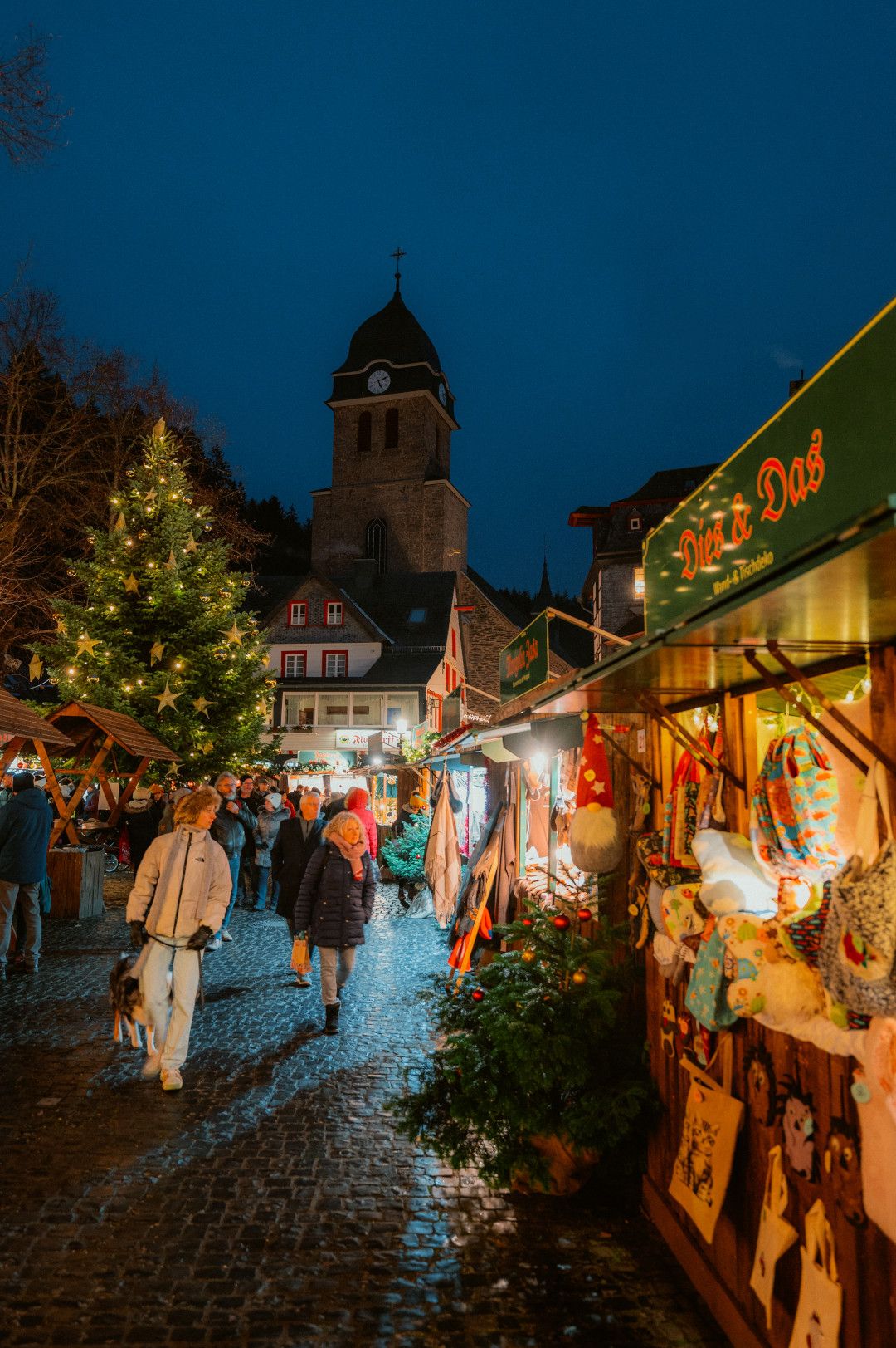 Monschau kerstmarkt bezoekers op het marktplein