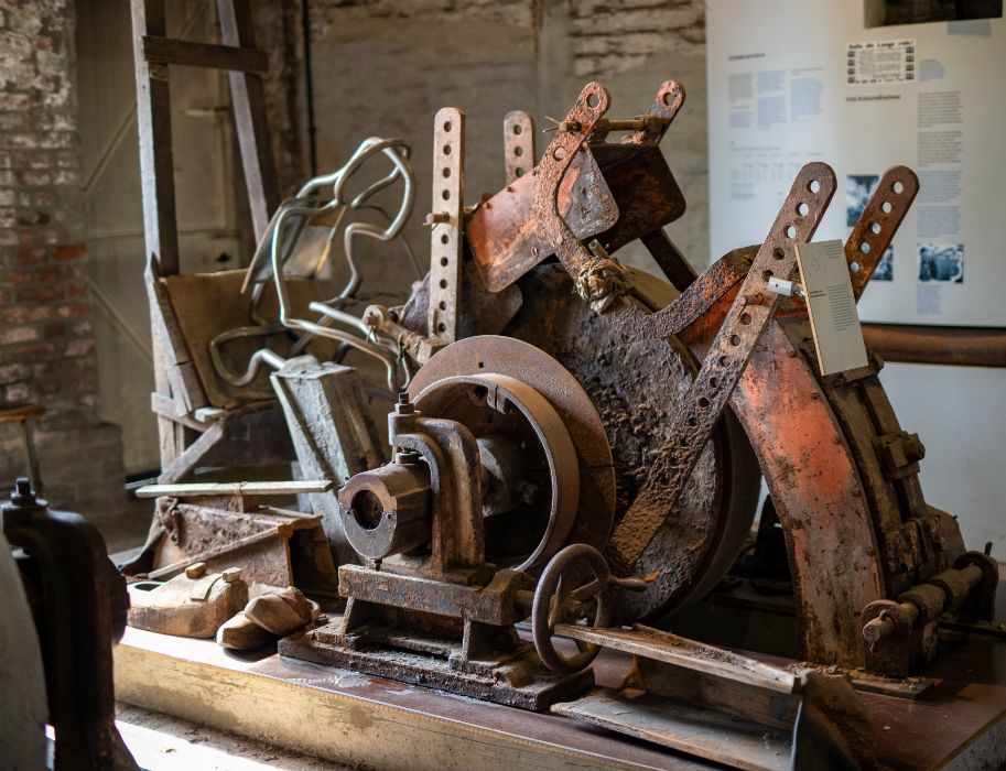 Helemaal origineel: stap voor stap laten oude machines zien hoe bestek wordt gemaakt