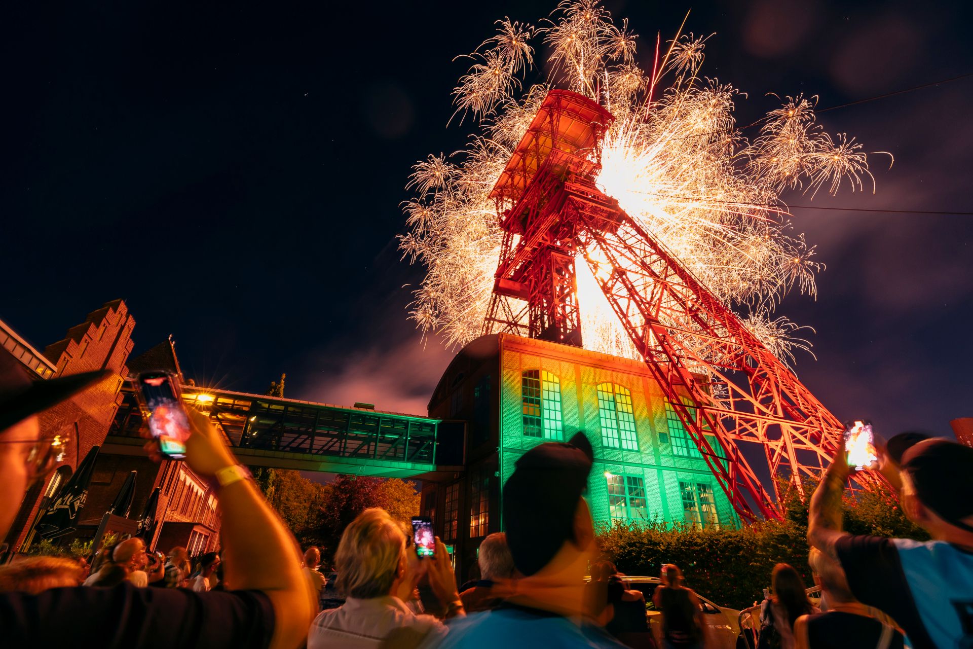 Op veel van de ExtraSchicht-industrieterreinen wacht aan het einde van het evenement vuurwerk. Het uitzicht is naar de hemel gericht, de raketten vliegen